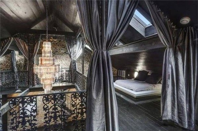 Terdapat dua kamar tidur terbuka pada lantai dua rumah. Walaupun kamarnya tidak berada di dalam ruangan tetapi terlihat cukup nyaman. Bagaimana menurutmu? Foto: RE/MAX N.O. PROPERTIES