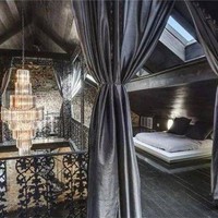 Terdapat dua kamar tidur terbuka pada lantai dua rumah. Walaupun kamarnya tidak berada di dalam ruangan tetapi terlihat cukup nyaman. Bagaimana menurutmu? Foto: RE/MAX N.O. PROPERTIES