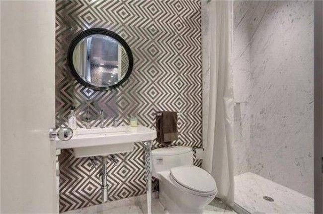 Seperti dikutip dari do-shop, rumah ini memiliki 2 kamar mandi yang menghadap ke halaman. Kamar mandi utama memiliki 3 wastafel, bathtub untuk berendam, serta shower. Foto: RE/MAX N.O. PROPERTIES