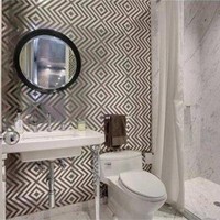 Seperti dikutip dari do-shop, rumah ini memiliki 2 kamar mandi yang menghadap ke halaman. Kamar mandi utama memiliki 3 wastafel, bathtub untuk berendam, serta shower. Foto: RE/MAX N.O. PROPERTIES