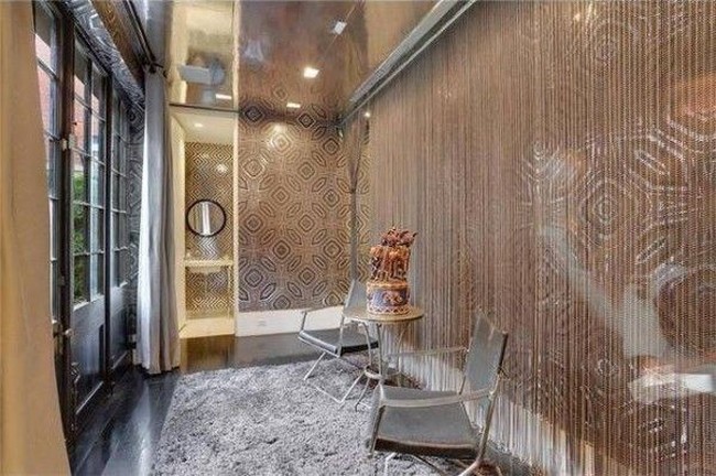 Musisi multi talenta yang sudah tidak asing lagi dengan dunia desain itu mendesain sendiri rumah unik yang satu ini. Melalui bisnis Kravitz Design miliknya, Lenny juga telah mendesain beberapa rumah lain dengan gaya yang tak kalah unik. Foto: RE/MAX N.O. PROPERTIES