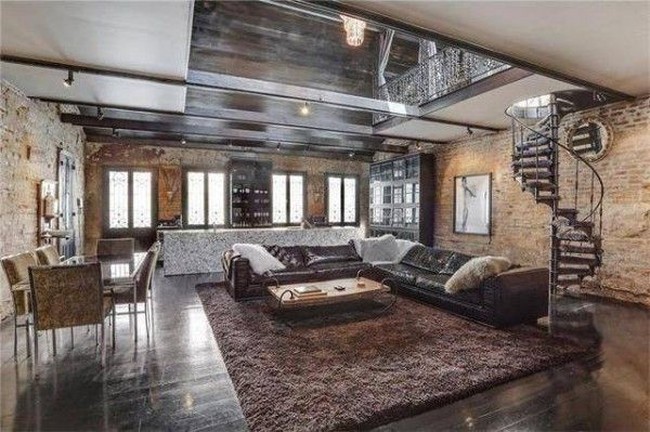 Rumah dengan gaya perpaduan antara vintage dan kontemporer ini terlihat glamour. Bagian lantainya menggunakan kayu ek hitam yang mengkilap. Terdapat tangga melingkar dan lampu kristal besar di tengah ruangan. Foto: RE/MAX N.O. PROPERTIES