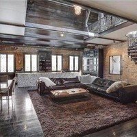 Rumah dengan gaya perpaduan antara vintage dan kontemporer ini terlihat glamour. Bagian lantainya menggunakan kayu ek hitam yang mengkilap. Terdapat tangga melingkar dan lampu kristal besar di tengah ruangan. Foto: RE/MAX N.O. PROPERTIES