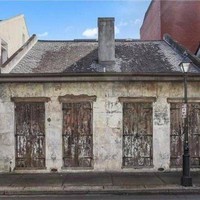 Rumah unik ini adalah milik seorang musisi asal Amerika Serikat bernama Lenny Kravitz. Jika kamu melihat bagian luarnya, kamu mungkin tidak akan menyangka jika interiornya cukup mewah dan bagus. Foto: RE/MAX N.O. PROPERTIES