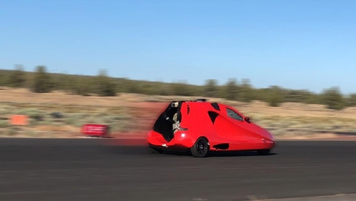 Dalam uji landasan pacu, mobil sport terbang Switchblade mencapai kecepatan 88 mph, sebagai standar kecepatan lepas landas kendaraan.