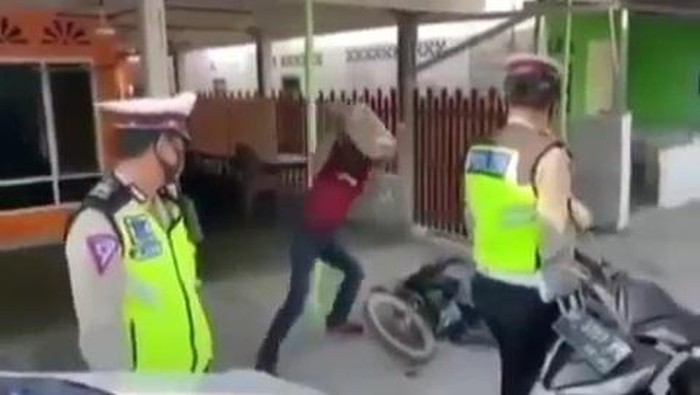 Screenshot viral pria di Kepri rusak motor karena tak terima ditilang (dok.Istimewa)