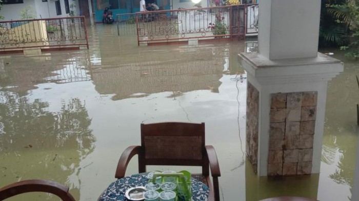 Sungai Cikaso meluap banjiri rumah warga di Ciamis.