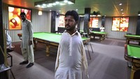 Seperti halnya biliar, tangan memiliki peranan besar dalam permainan snooker. Namun, Ikram membuktikan tanpa lengan ia mampu memainkan permainan tersebut.