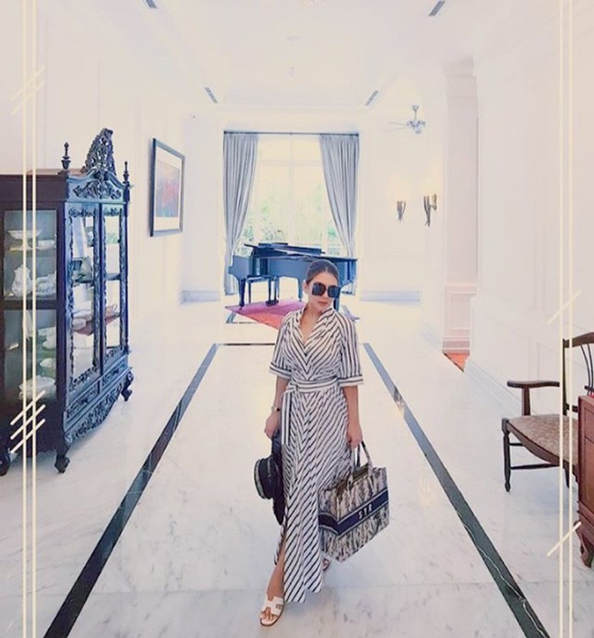 Mengenai kemiripan tas yang dipakai Syahrini dengan tote bag Dior, Aisyahrani, adik sang penyanyi sekaligus yang merilis tas tersebut sudah pernah angkat bicara pada Juni 2020. Berbincang untuk konten IGTV fashion stylist Caren Delano, Aisyahrani mengakui bahwa produk tasnya memang terinspirasi Dior. Foto: Instagram @ syh55