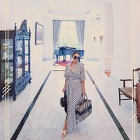 Mengenai kemiripan tas yang dipakai Syahrini dengan tote bag Dior, Aisyahrani, adik sang penyanyi sekaligus yang merilis tas tersebut sudah pernah angkat bicara pada Juni 2020. Berbincang untuk konten IGTV fashion stylist Caren Delano, Aisyahrani mengakui bahwa produk tasnya memang terinspirasi Dior. Foto: Instagram @ syh55