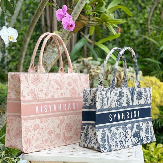 Aisyahrani mengatakan lagi awalnya dia ingin membuat sajadah yang bisa dibawa ke manapun. Motif sajadah tersebut bunga-bunga. Berawal dari sajadah ini, dia kemudian terpikir karena mencetak bahan sajadah dalam jumlah sangat banyak, kenapa tidak sekalian bahan yang dicetak itu dibuat menjadi tas, pouch bahkan mukena. Foto: Instagram @ syh55