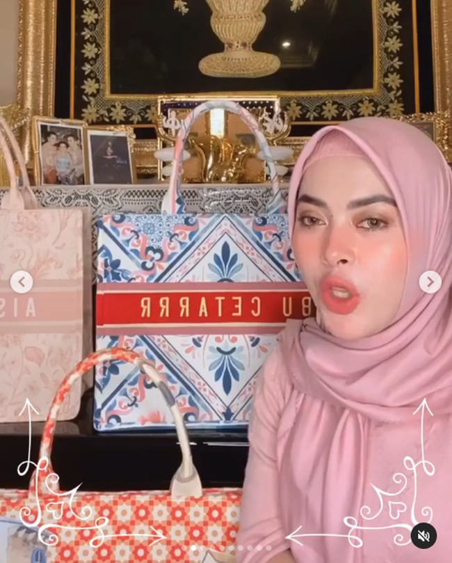 Terinspirasi Dior. Tapi sebenarnya aku terinspirasi dari salat. Kan sekarang sudah nggak ada karpet di setiap masjid, jadi aku terpikir membuat sajadah, jelas Aisyahrani. Foto: Instagram @ syh55