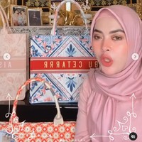 Terinspirasi Dior. Tapi sebenarnya aku terinspirasi dari salat. Kan sekarang sudah nggak ada karpet di setiap masjid, jadi aku terpikir membuat sajadah, jelas Aisyahrani. Foto: Instagram @ syh55