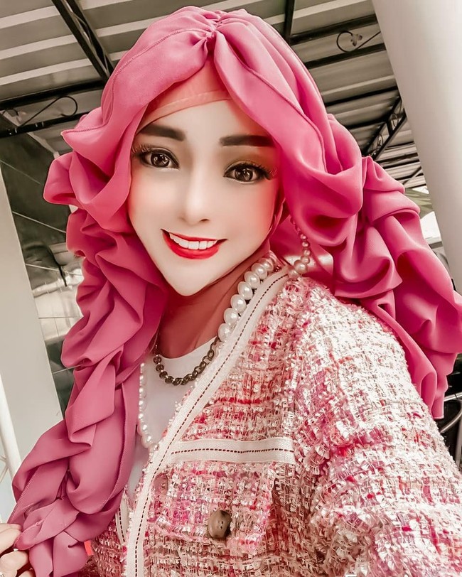 Wanita yang bernama Yunianingyas Fajarini S.STP M,M, mengungkapkan kepada Wolipop jika dia merasa terkejut sekaligus senang videonya viral di TikTok. Mengenai komentar julid netizen soal dagunya, dia juga sudah melihatnya. Banyak yang komen-komen julid tapi disenyumin aja, kata Yuni, saat dihubungi lewat pesan singkat, Senin (26/10/2020). Foto: Dok. Instagram @yuni_jasminebutiq.