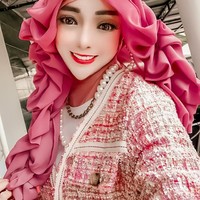 Wanita yang bernama Yunianingyas Fajarini S.STP M,M, mengungkapkan kepada Wolipop jika dia merasa terkejut sekaligus senang videonya viral di TikTok. Mengenai komentar julid netizen soal dagunya, dia juga sudah melihatnya. Banyak yang komen-komen julid tapi disenyumin aja, kata Yuni, saat dihubungi lewat pesan singkat, Senin (26/10/2020). Foto: Dok. Instagram @yuni_jasminebutiq.