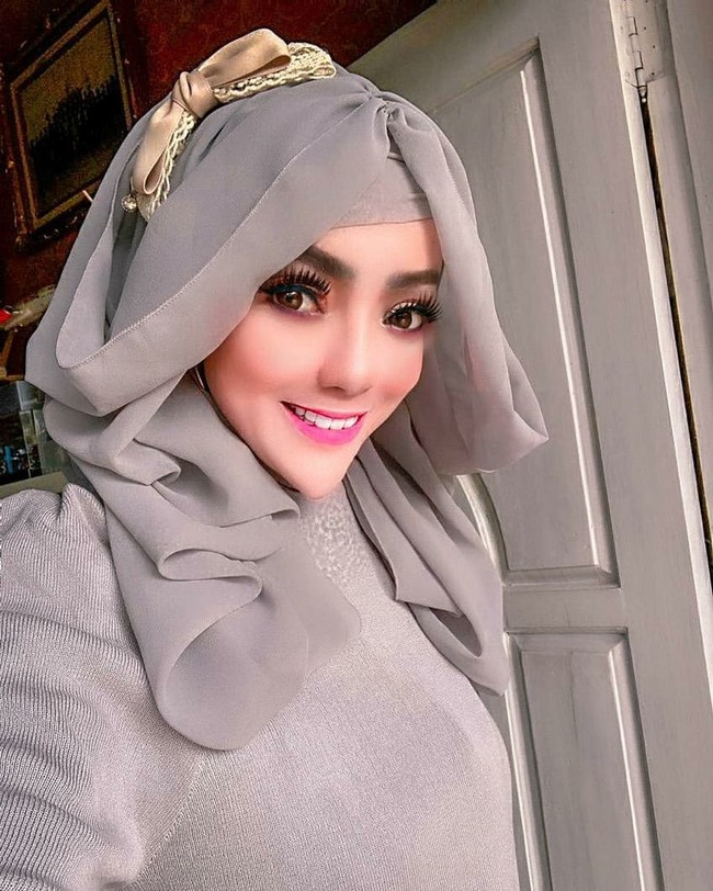 Wanita berhijab itu mengungkapkan alasannya mengubah bentuk dagunya itu. Kata Yuni, sejak dulu dia memang sudah suka dengan segala sesuatu yang berkaitan dengan perawatan kecantikan. Foto: Dok. Instagram @yuni_jasminebutiq.