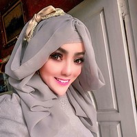 Wanita berhijab itu mengungkapkan alasannya mengubah bentuk dagunya itu. Kata Yuni, sejak dulu dia memang sudah suka dengan segala sesuatu yang berkaitan dengan perawatan kecantikan. Foto: Dok. Instagram @yuni_jasminebutiq.