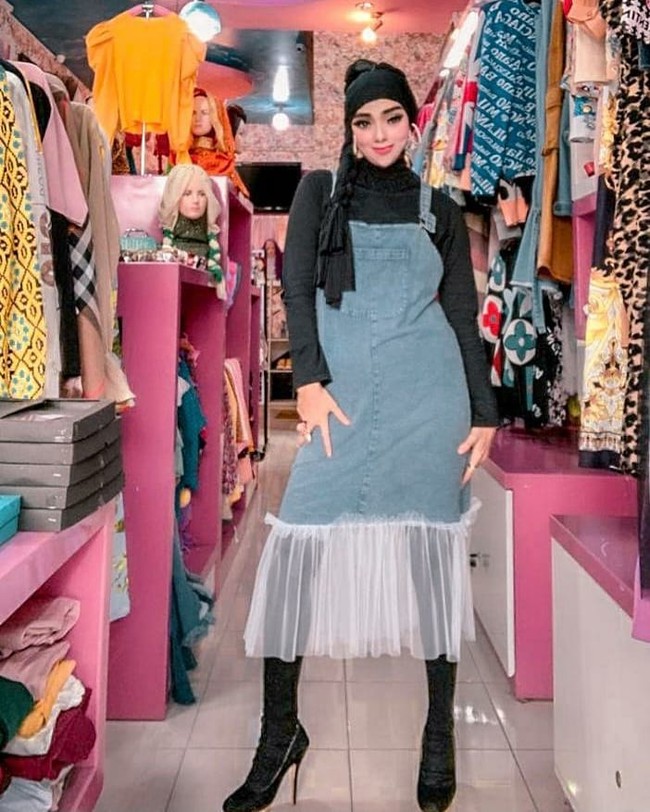 Rupanya kata Yuni, dia sudah sering mendapat komentar negatif dari netizen. Mendapatkan komentar negatif ? Sering lah hahahaa. Masalah dandanan biasanya, ujarnya. Foto: Dok. Instagram @yuni_jasminebutiq.