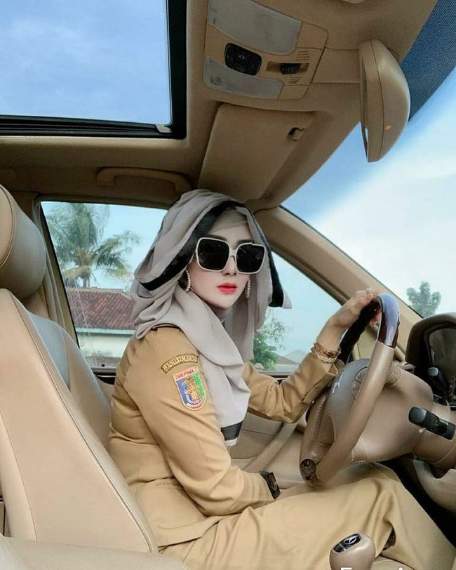 Aku dari kecil sudah hobi dandan dan suka dengan kecantikan. Sejak dulu memang suka dandan treatment-treatment baru di klinik kecantikan, supaya kelihatan awet muda aja, ucap wanita yang mengaku mendapat izin dari suami untuk mengubah penampilannya asalkan bukan dengan jalan operasi plastik. Foto: Dok. Instagram @yuni_jasminebutiq.