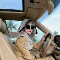 Aku dari kecil sudah hobi dandan dan suka dengan kecantikan. Sejak dulu memang suka dandan treatment-treatment baru di klinik kecantikan, supaya kelihatan awet muda aja, ucap wanita yang mengaku mendapat izin dari suami untuk mengubah penampilannya asalkan bukan dengan jalan operasi plastik. Foto: Dok. Instagram @yuni_jasminebutiq.