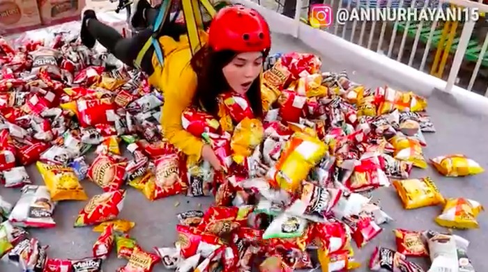 Unik! Begini Sensasi Borong Snack Pakai 'Mesin' Capit Manusia