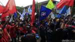Upah Minimum 2021 Tak Naik, Buruh Geruduk Gedung Sate