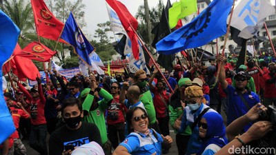 Upah Minimum 2021 Tak Naik, Buruh Geruduk Gedung Sate