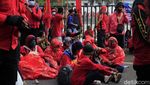 Upah Minimum 2021 Tak Naik, Buruh Geruduk Gedung Sate