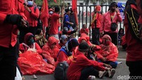 Sementara buruh yang lainnya berteduh karena hujan mulai mengguyur kala itu.