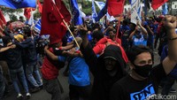 Tuntutan lainnya adalah agar gubernur mengakomodir rekomendasi UMK dan UMSK dari bupati untuk daerah Bogor, Bekasi dan Karawang.