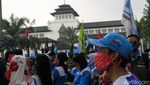 Upah Minimum 2021 Tak Naik, Buruh Geruduk Gedung Sate