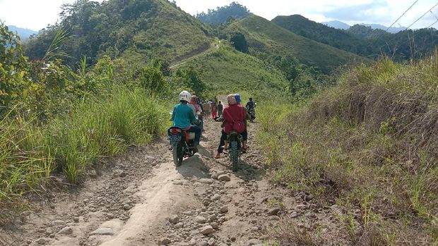 Viral kakek di Sulbar ditandu 12 km untuk bisa dirawat di puskesmas (dok Istimewa)