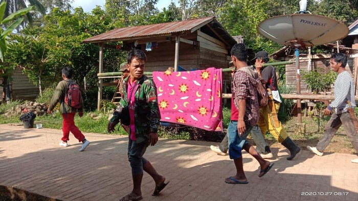 Viral kakek di Sulbar ditandu 12 km untuk bisa dirawat di puskesmas (dok Istimewa)