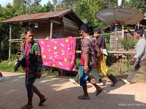 Viral Kakek di Sulbar Ditandu 12 Km ke Puskesmas Gegara Jalan Rusak