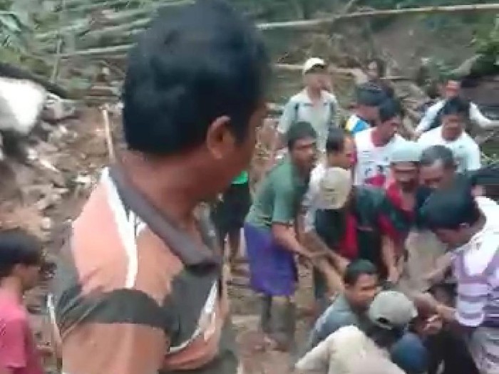 Warga bantu evakuasi jasad korban banjir bandang di Pangandaran.