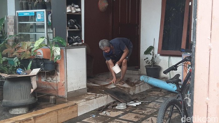 Warga Bogor mulai membersihkan rumahnya dari lumpur dan sampah
