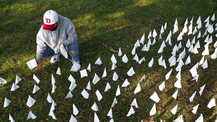 Sebanyak 240 ribu instalasi bendera putih ditanam di kawasan Washington. Hal itu dilakukan untuk mengenang para korban COVID-19 yang telah meninggal.