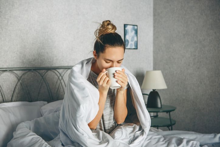 5 Kebiasaan Sebelum Tidur yang Bisa Bikin Berat Badan Cepat Turun