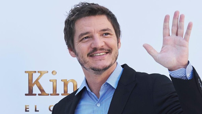 849997892 MADRID, SPAIN - SEPTEMBER 20: Actor Pedro Pascal attends Kingsman: El Circulo De Oro photocall at the Palacio de los Duques Hotel on September 20, 2017 in Madrid, Spain. (Photo by Carlos Alvarez/Getty Images)