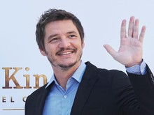 Pedro Pascal Klarifikasi Rumor Pacari Jennifer Aniston Pedro Pascal Klarifikasi Rumor Pacari Jennifer Aniston