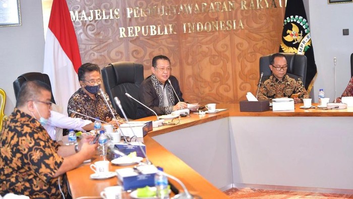 Acara Sosialisasi Empat Pilar MPR RI bersama Majelis Nasional Korps Alumni Himpunan Mahasiswa Islam Indonesia (KAHMI), secara virtual dari Ruang Kerja Ketua MPR RI,