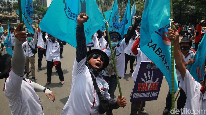 Sejumlah massa dari Federasi Serikat Pekerja Logam Elektronik Mesin Serikat Pekerja Seluruh Indonesia (FSP LEM SPSI) menolak omnibus law UU Cipta Kerja. Mereka berunjuk rasa di sekitar Patung Kuda, Jalan Medan Merdeka Barat, Jakarta Pusat, Rabu (28/10/2020)