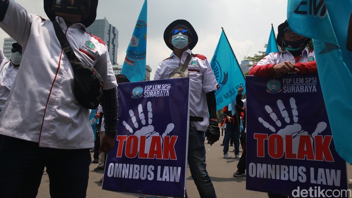 Sejumlah massa dari Federasi Serikat Pekerja Logam Elektronik Mesin Serikat Pekerja Seluruh Indonesia (FSP LEM SPSI) menolak omnibus law UU Cipta Kerja. Mereka berunjuk rasa di sekitar Patung Kuda, Jalan Medan Merdeka Barat, Jakarta Pusat, Rabu (28/10/2020)