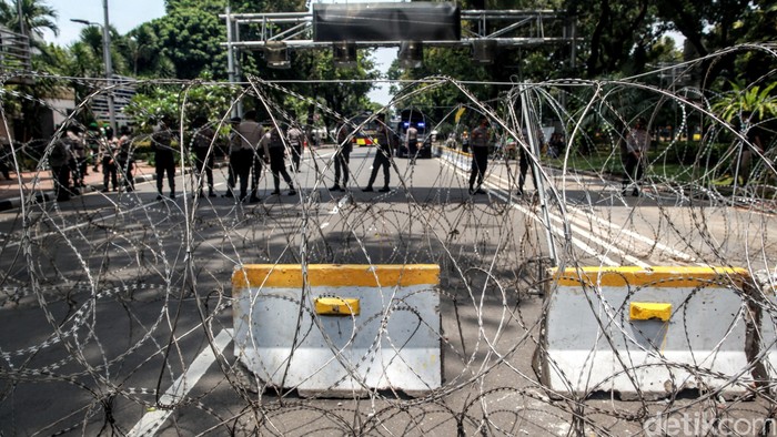 Sejumlah massa dari Federasi Serikat Pekerja Logam Elektronik Mesin Serikat Pekerja Seluruh Indonesia (FSP LEM SPSI) menolak omnibus law UU Cipta Kerja. Mereka berunjuk rasa di sekitar Patung Kuda, Jalan Medan Merdeka Barat, Jakarta Pusat, Rabu (28/10/2020)