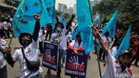 Massa di Patung Kudan menggelar aksi dengan membawa sejumlah atribut. Selain bendera serikat buruhnya, massa juga membawa sejumlah poster berisi tuntutan penolakan terhadap omnibus law UU Cipta Kerja (Foto: Ari saputra)