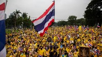 Bendera Thailand dikibarkan selama aksi digelar.
