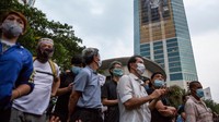 Sehari sebelumnya, pada Senin (26/10) massa aksi pro-demokrasi menduduki kedutaan besar Jerman. Mereka menyerukan atas kediaman Raja Thailand di Jerman.
