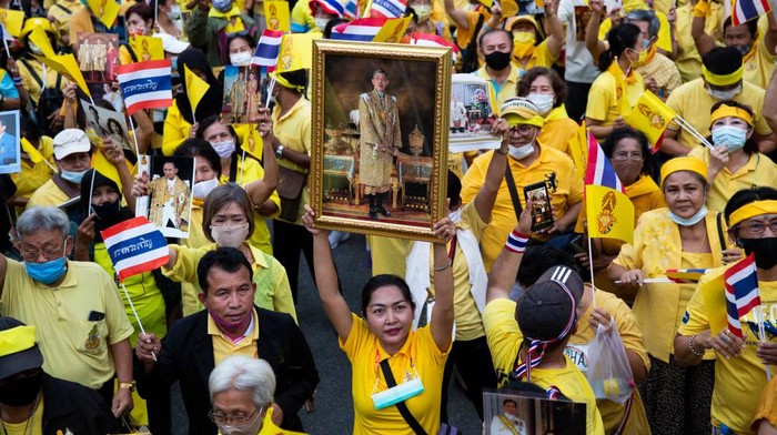 Massa aksi pro monarki Raja Thailand kembali turun ke jalan. Unjuk rasa digelar untuk menentang protes pro-demokrasi mahasiswa.