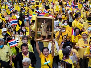 Aksi Pro Monarki Dukung Raja Thailand