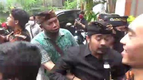 Anggota DPD RI dari Bali Arya Wedakarna (AWK) didemo karena dianggap melecehkan simbol agama yang disucikan masyarakat Bali. (dok Istimewa)